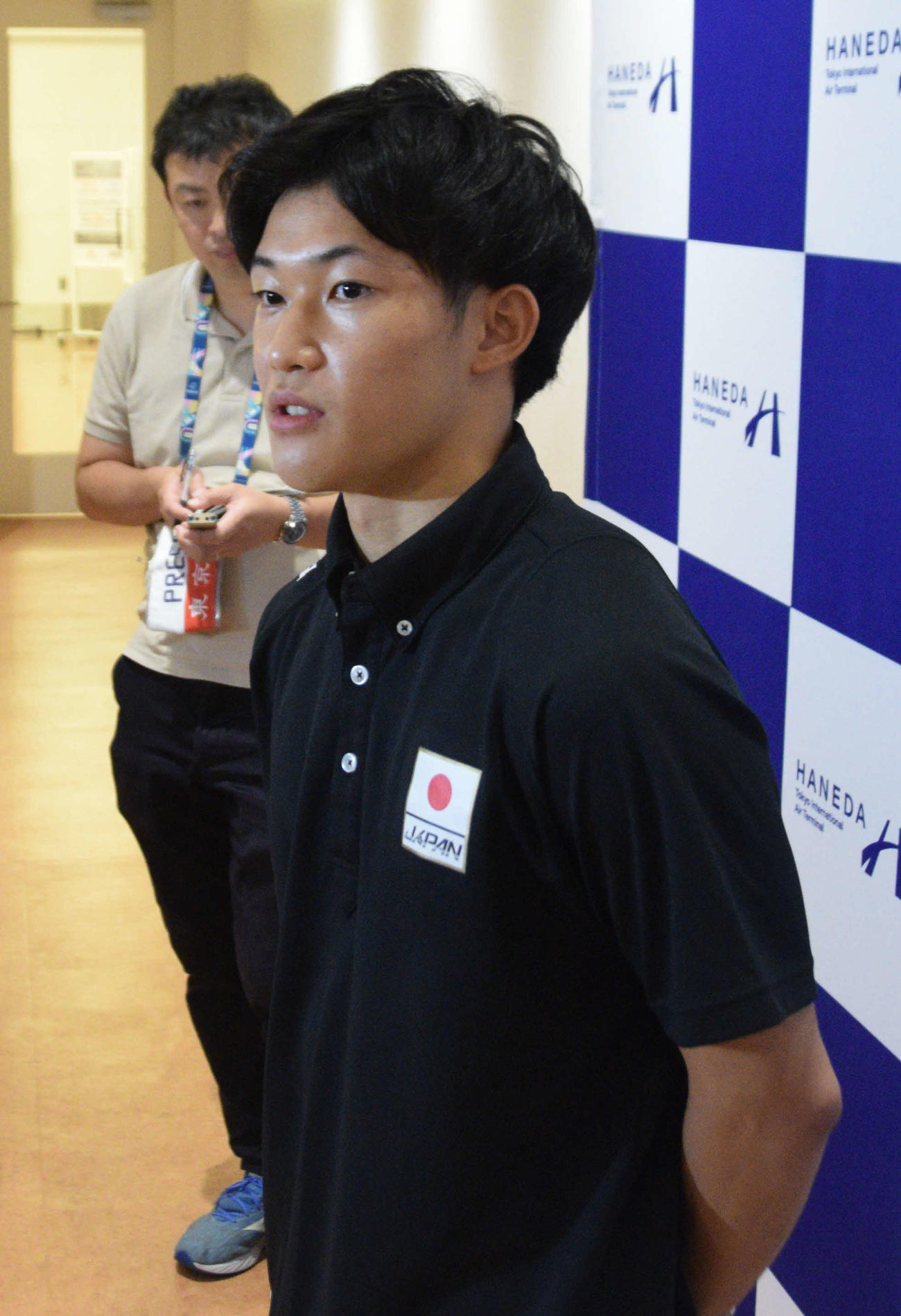 帰国後、取材に応じた玉井陸斗（撮影・泉光太郎）