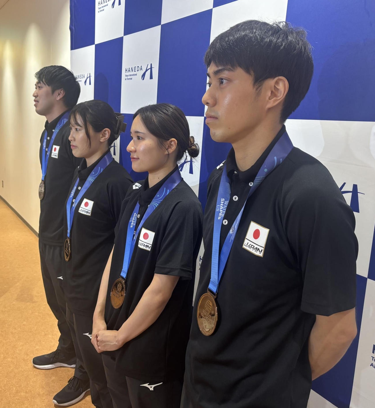 水泳の世界選手権飛び込み混合団体で銅メダルをつかみ、帰国した右から西田玲雄、金戸凜、三上紗也可、坂井丞（撮影・松本航）