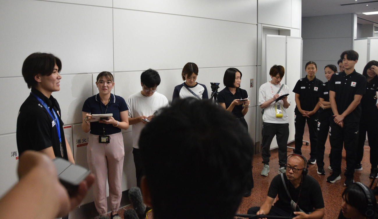 取材中の記者に混じり、質問した村佐（右端）と回答した松下（左端）（撮影・泉光太郎）