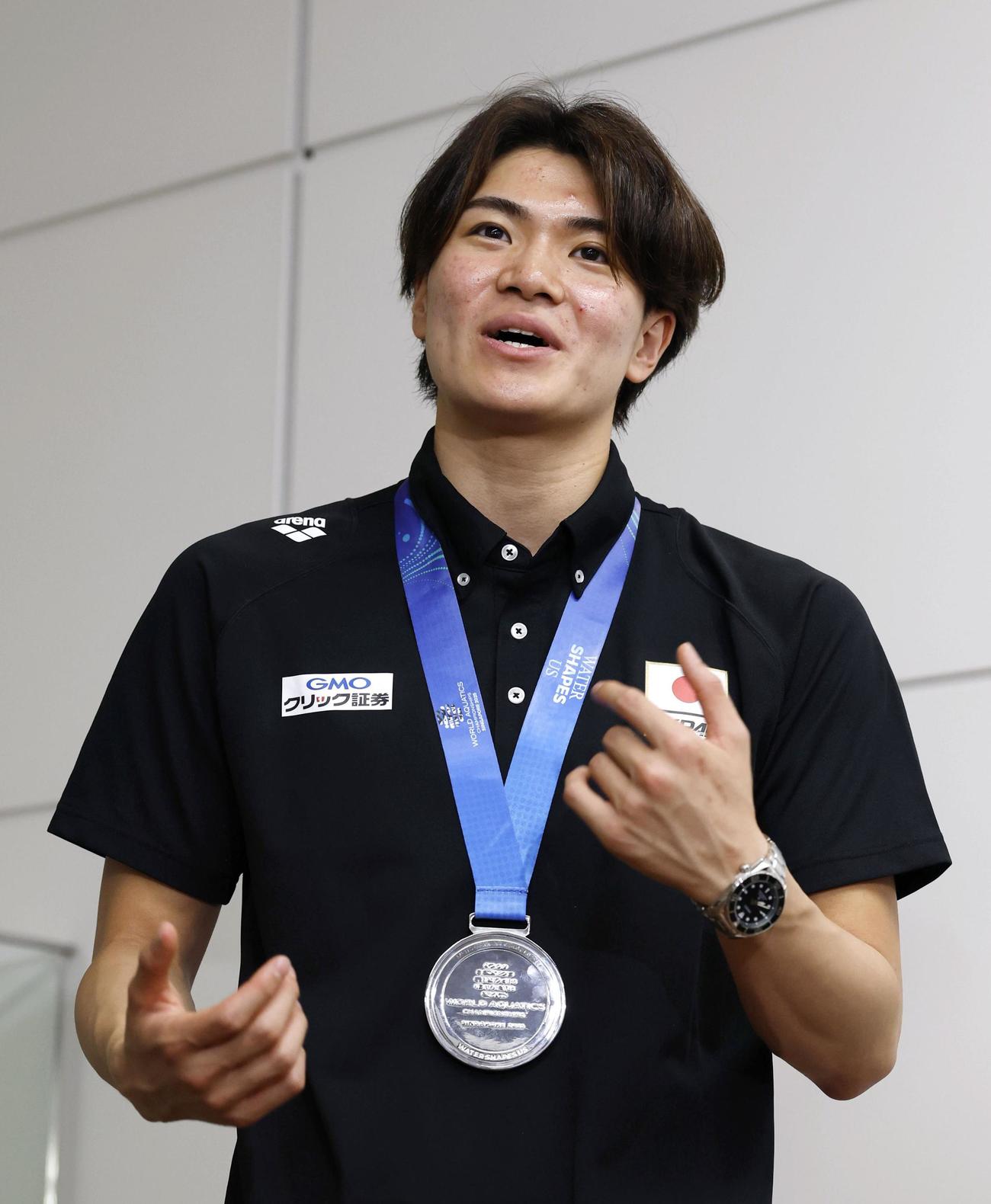 世界水泳選手権から帰国し、取材に応じる競泳男子の松下知之（共同）