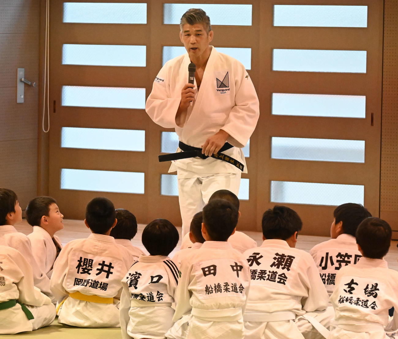 小学生に指導する井上康生氏（撮影・飯岡大暉）