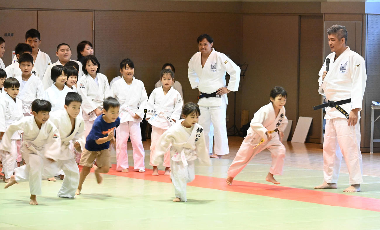 小学生に指導する井上康生氏（右）（撮影・飯岡大暉）
