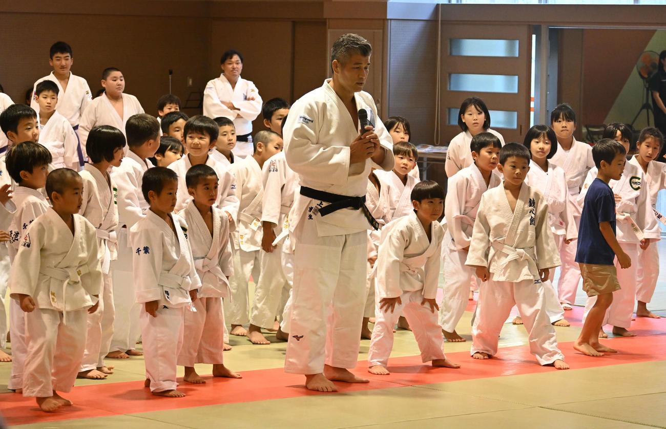 小学生に指導する井上康生氏（中央）（撮影・飯岡大暉）