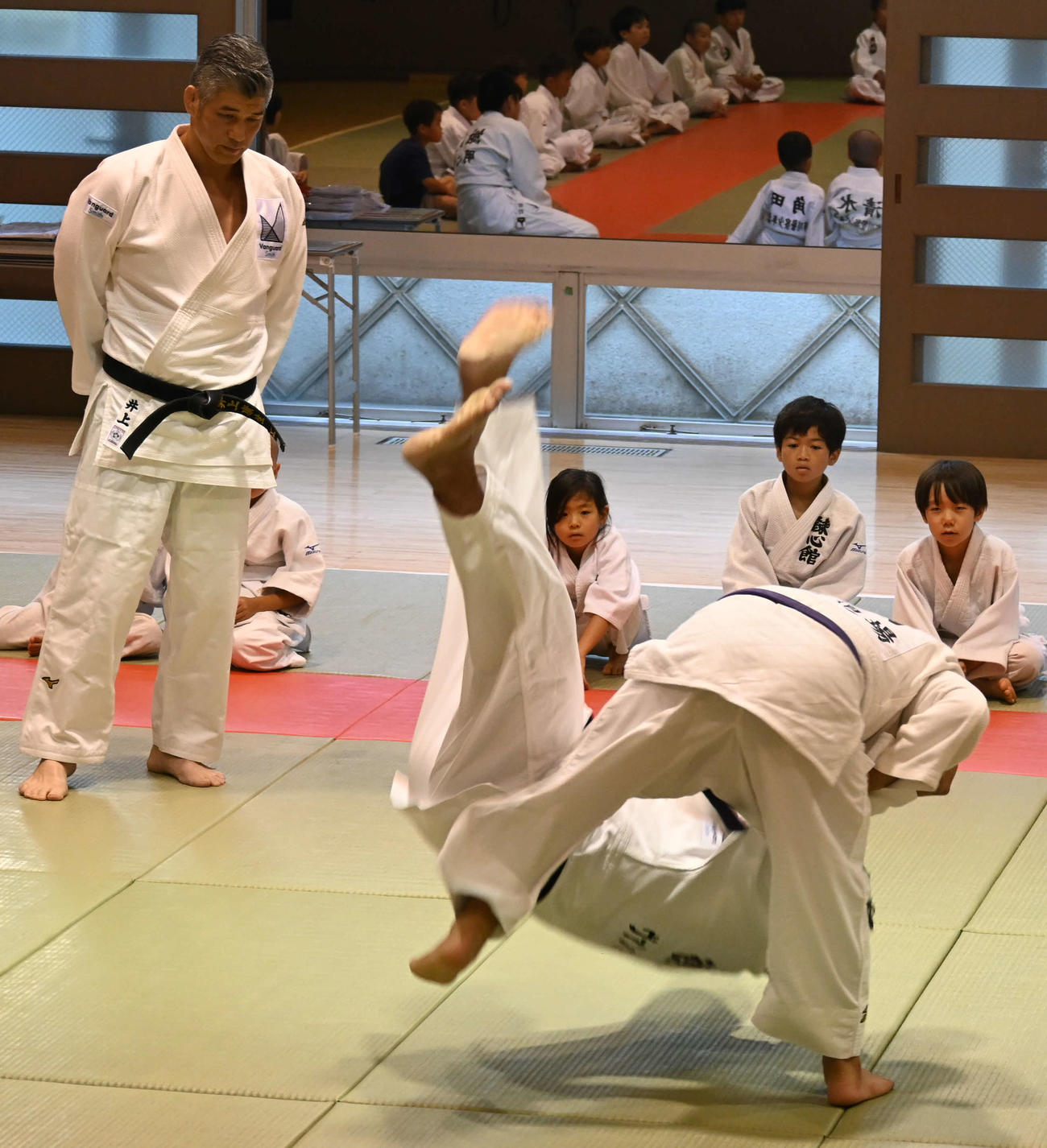 井上康生氏（左）は小学生に技を指導する（撮影・飯岡大暉）