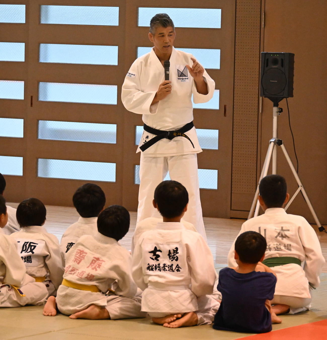 小学生に指導する井上康生氏（撮影・飯岡大暉）
