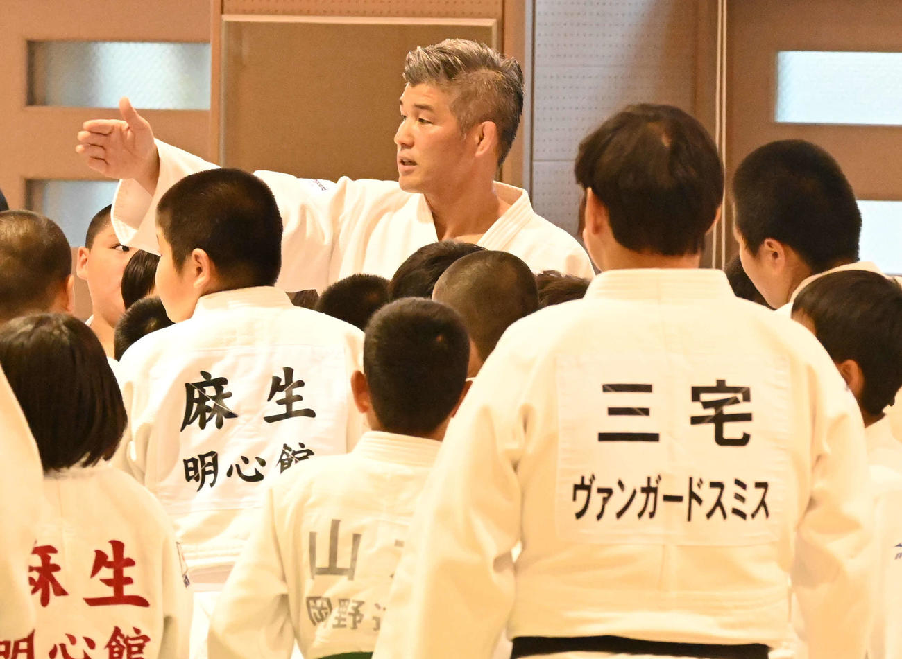 小学生に囲まれる井上康生氏（撮影・飯岡大暉）