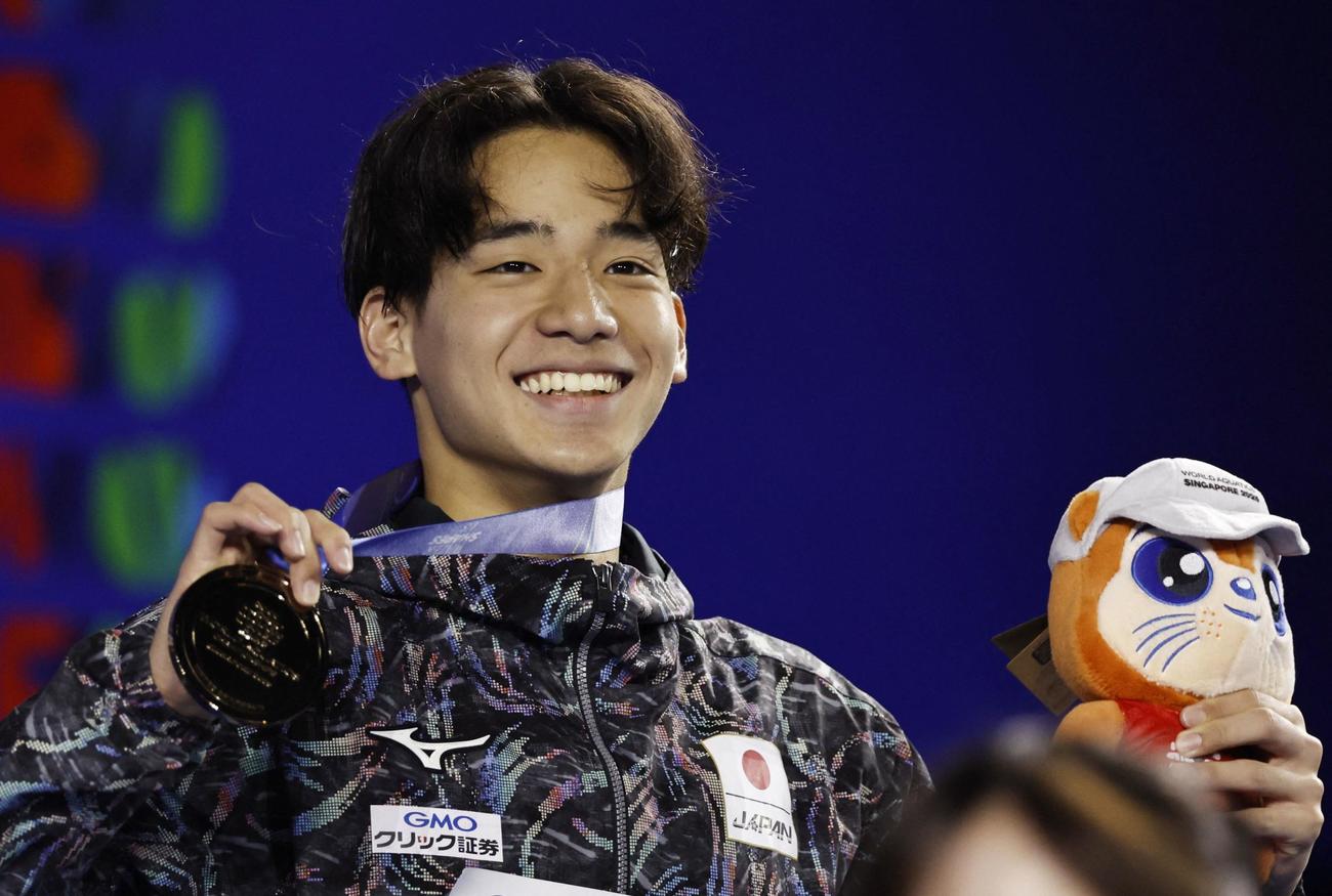 銅メダルを手に笑顔の村佐達也（ロイター）
