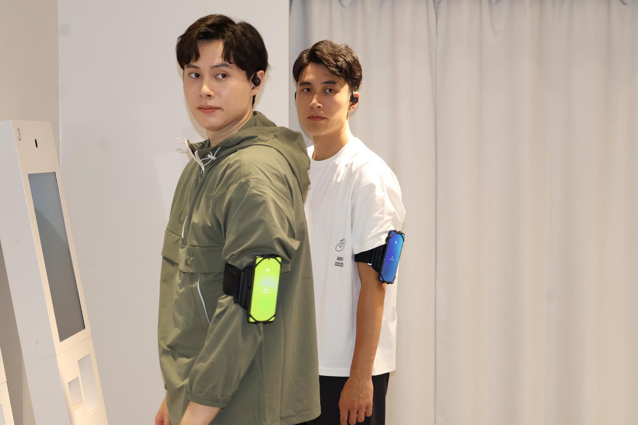 新感覚のアクティビティーに挑戦する高橋藍（左）と塁