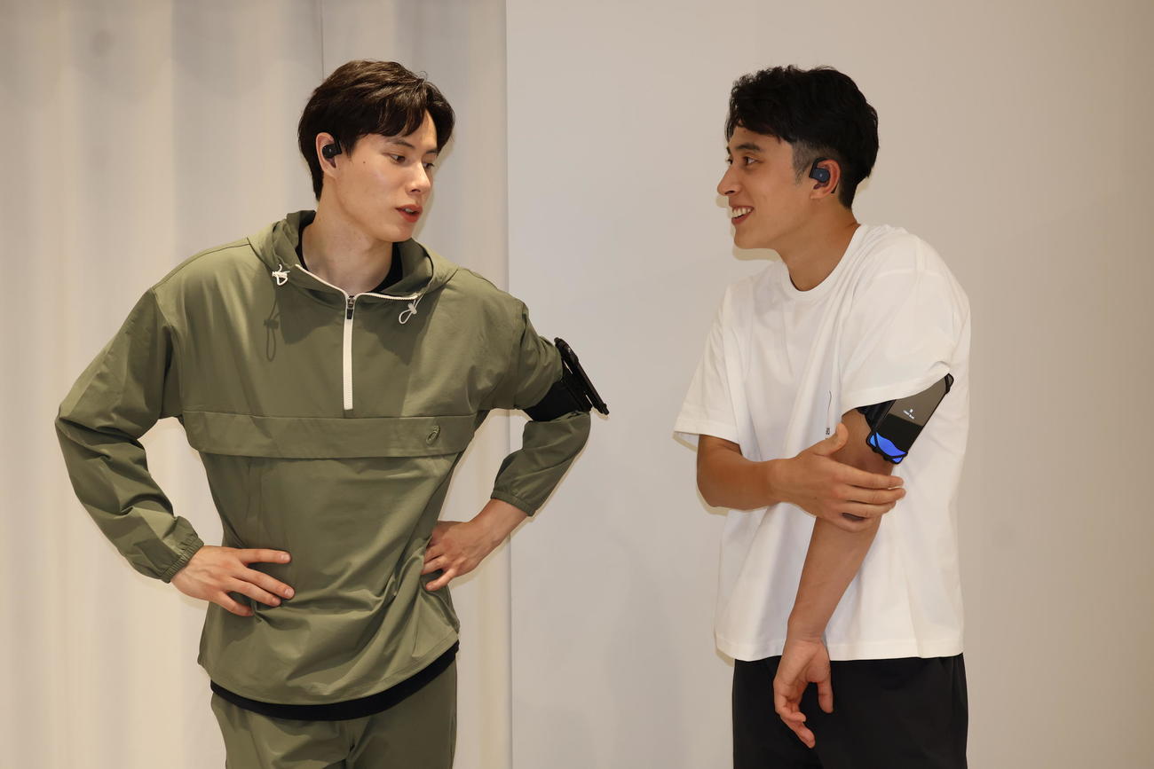 新感覚のアクティビティーに挑戦する高橋藍（左）と塁