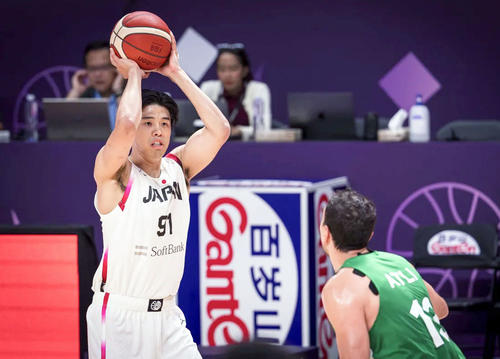 シリア戦でプレーする日本の吉井（c） FIBA（共同）