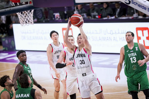 シリア戦でシュートを狙う日本の富永（30）（C） FIBA（共同）