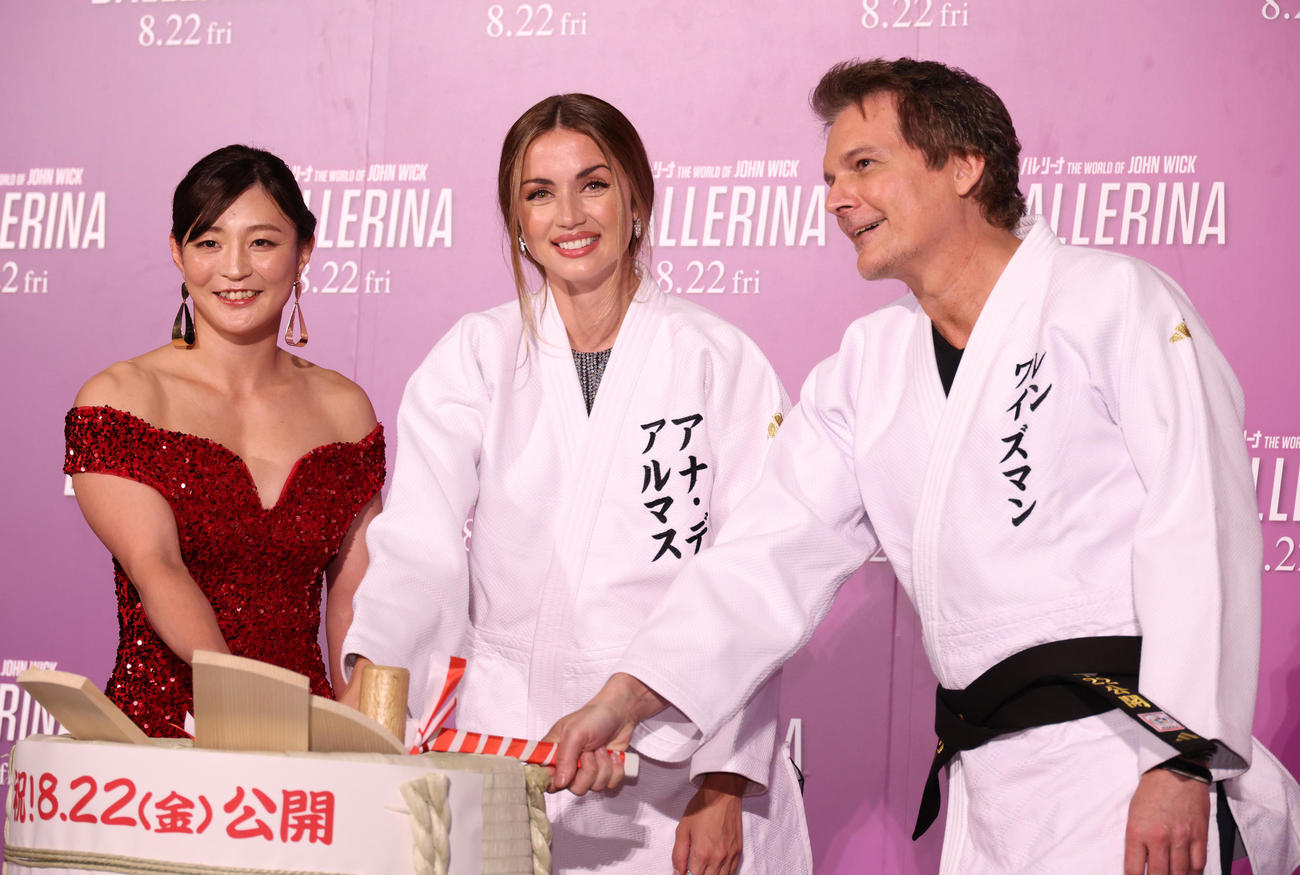 映画「BALLERINA」舞台あいさつで鏡開きを行う、左から2024年パリ五輪48キロ級金メダリスト角田夏実、アナ・デ・アルマス、レン・ワイズマン監督（撮影・中島郁夫）