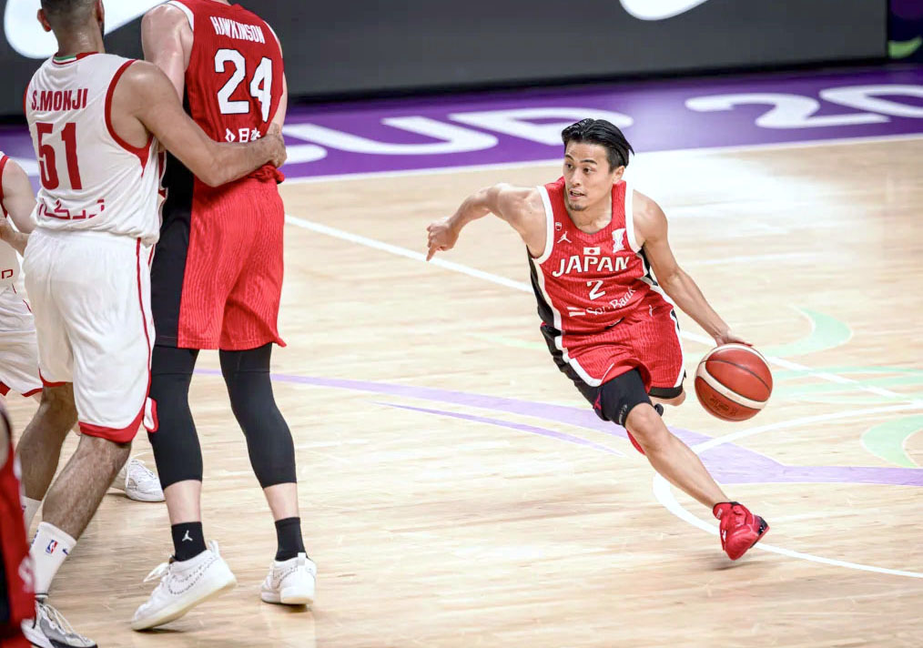 イラン戦で攻め込む日本の富樫＝ジッダ（C） FIBA・共同）