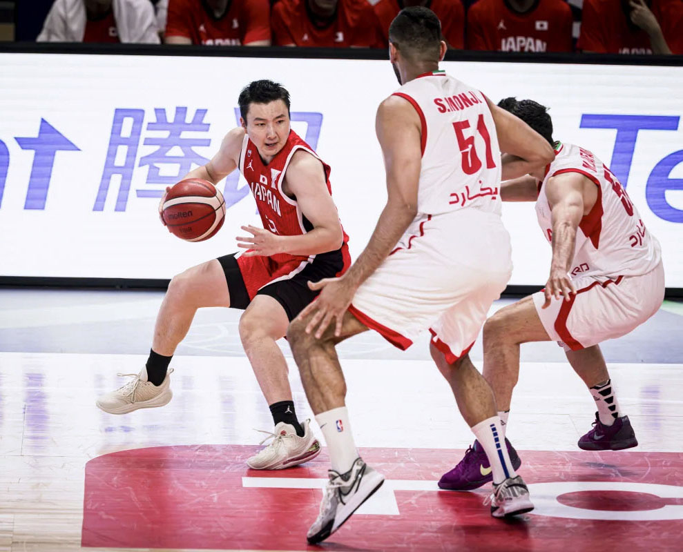 イラン戦でボールをキープする日本の富永＝ジッダ（C） FIBA・共同）
