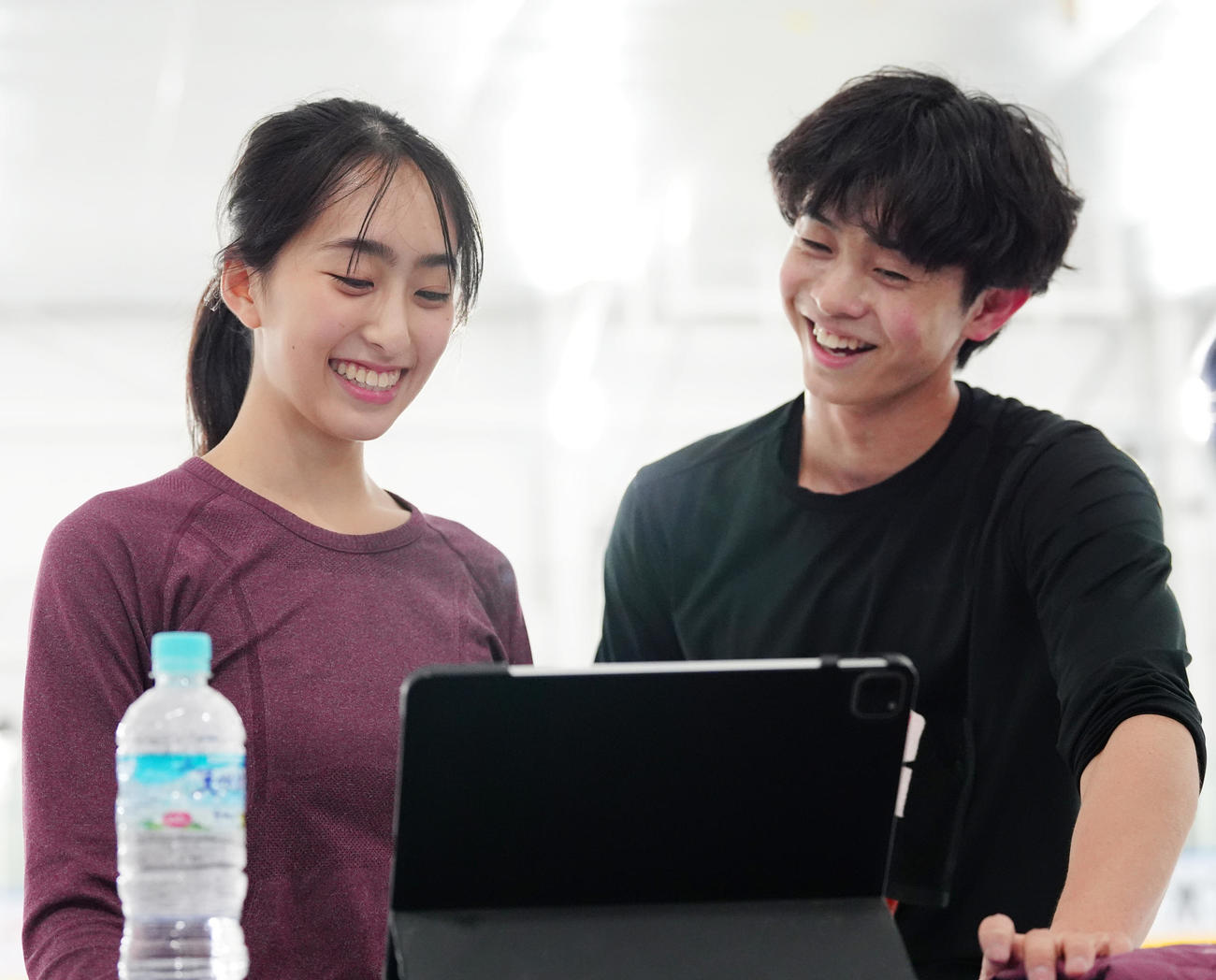 公開練習の途中、タブレットで演技をチェックする櫛田育良（左）、島田高志郎組（撮影・清水貴仁）