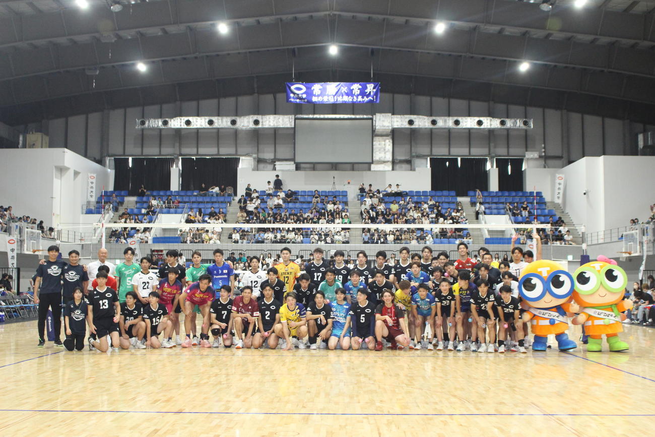 中央大学バレーボール部創部80周年記念試合に参加した選手たち（撮影・勝部晃多）