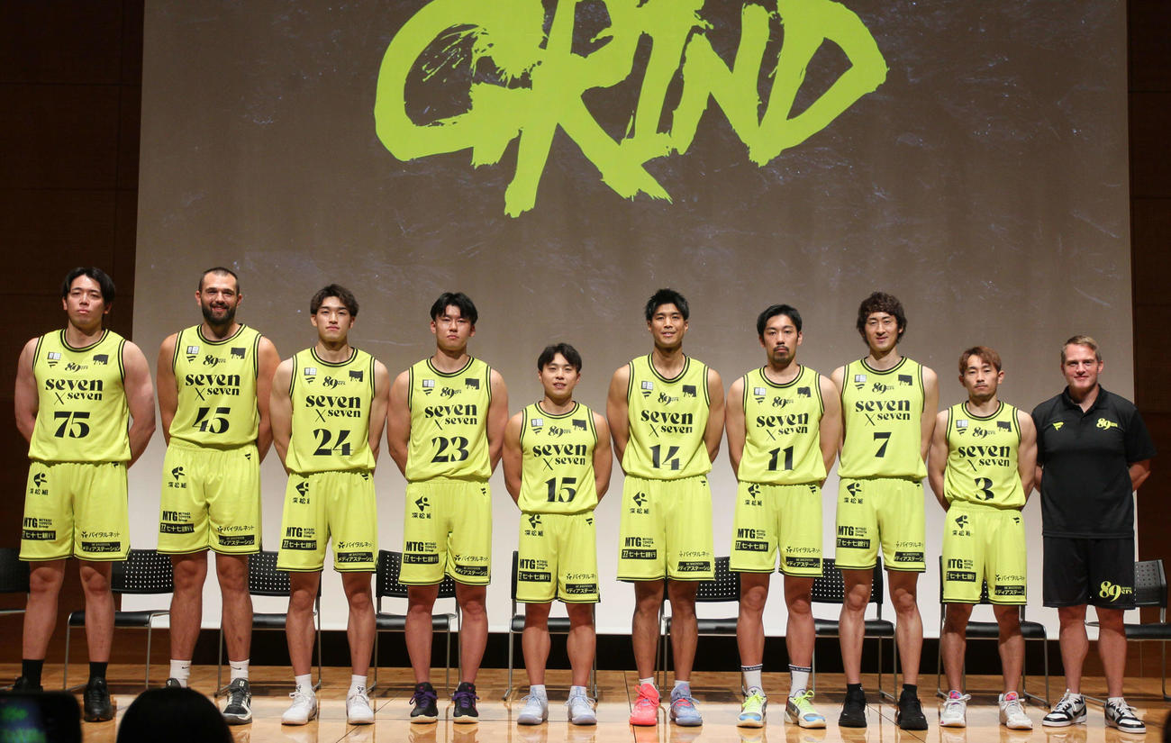 新ユニフォームで集合写真に納まるB1仙台。右からタシュニーHC、PG岡島、PG／SG船生、SF荒谷、SF杉浦、PG渡辺、SF半沢、SF新沼、PF／Cブース、PF井上（撮影・高橋香奈）