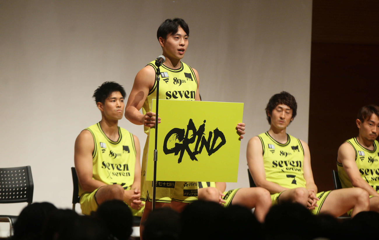 「GRINDE」を掲げるPG渡辺（撮影・高橋香奈）