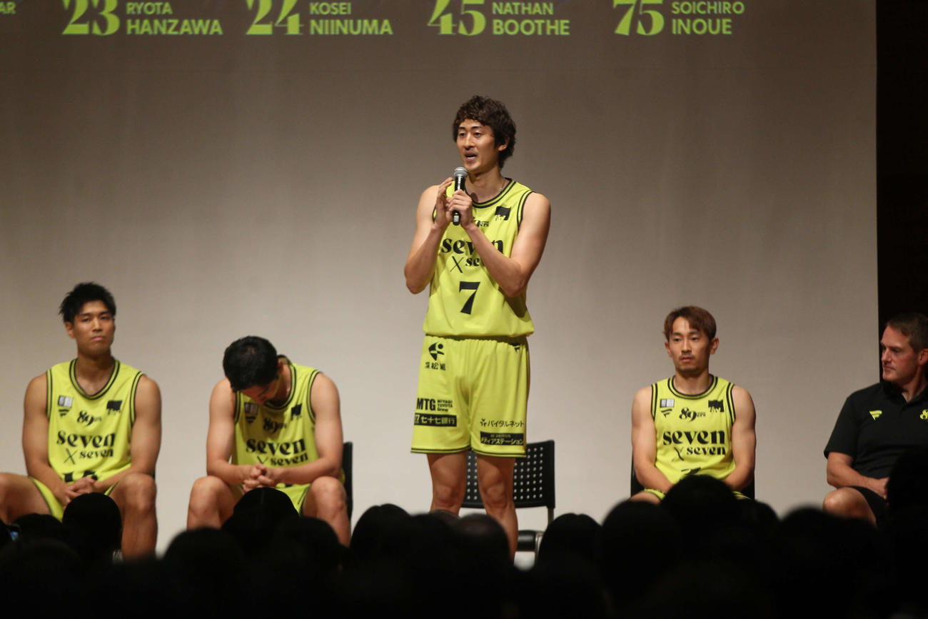 あいさつをするB1仙台PG／SG船生（撮影・高橋香奈）