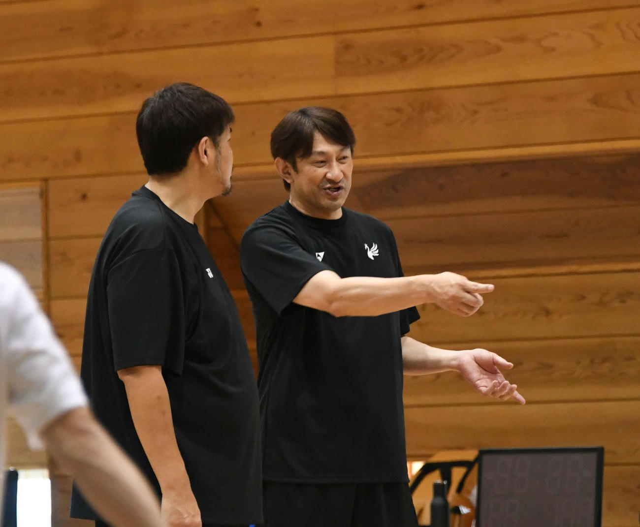 鵜沢監督（左）と話し合う小川アシスタントコート