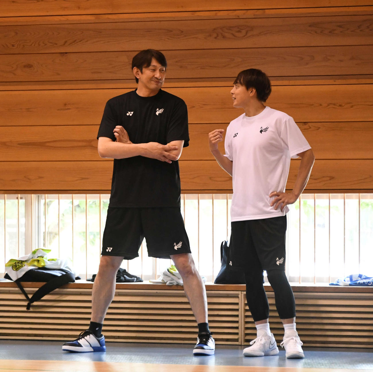 五十嵐（右）と談笑する小川アシスタントコーチ