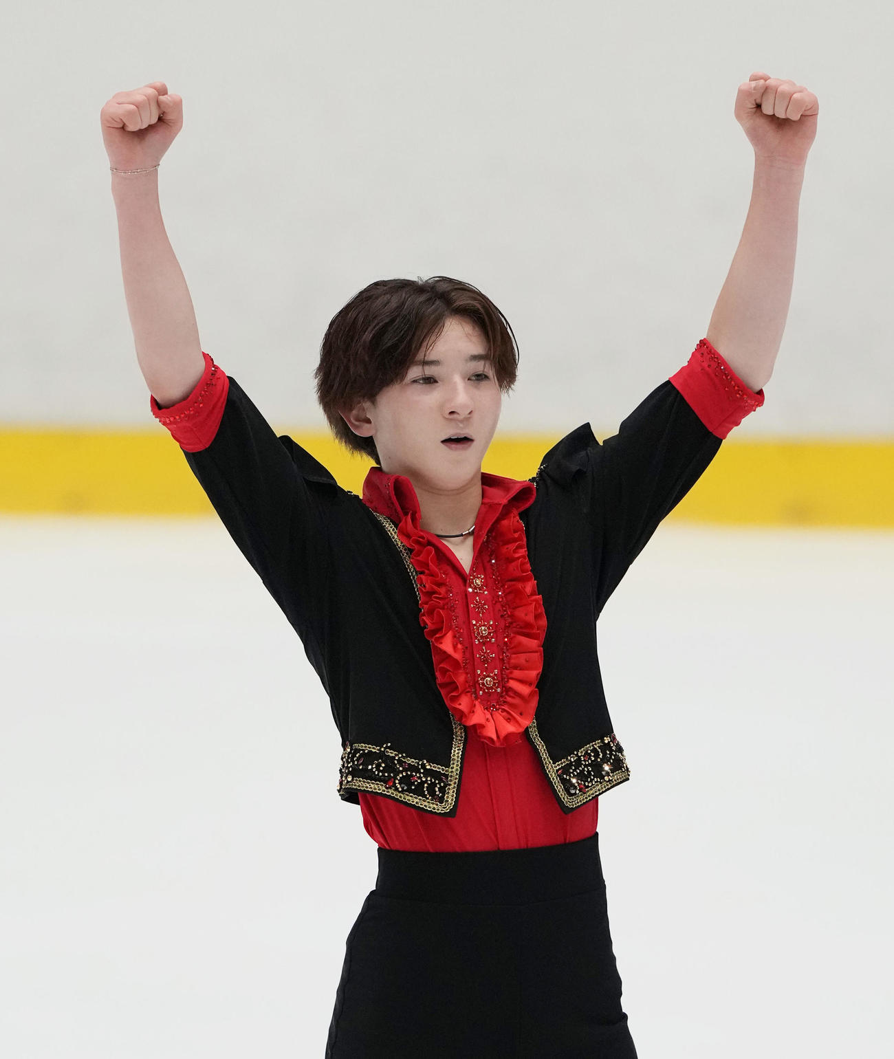 ジュニア男子SP　会心の演技に両手を突き上げる中田璃士（撮影・清水貴仁）