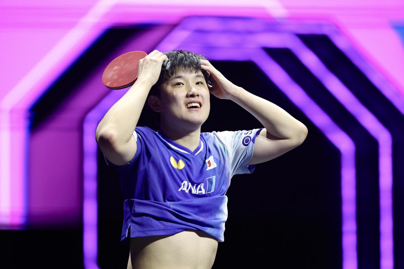 決勝進出を決め笑顔を見せる張本（撮影・河田真司）