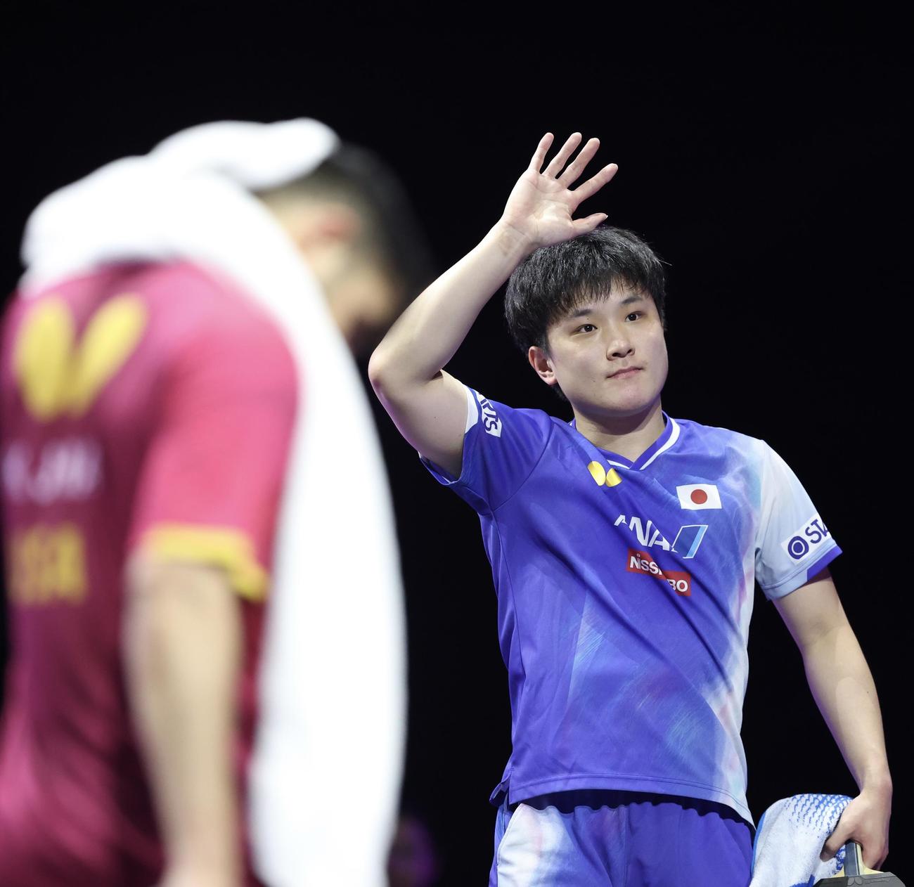 決勝進出を決め、観客の声援に応える張本（撮影・河田真司）