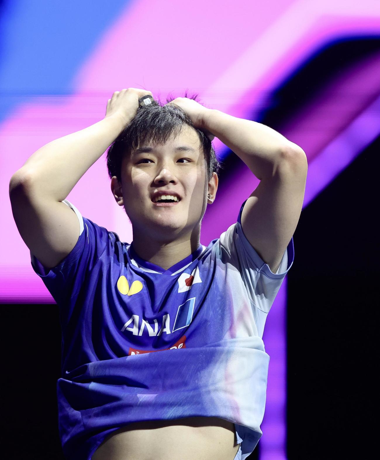 決勝進出を決め笑顔を見せる張本（撮影・河田真司）