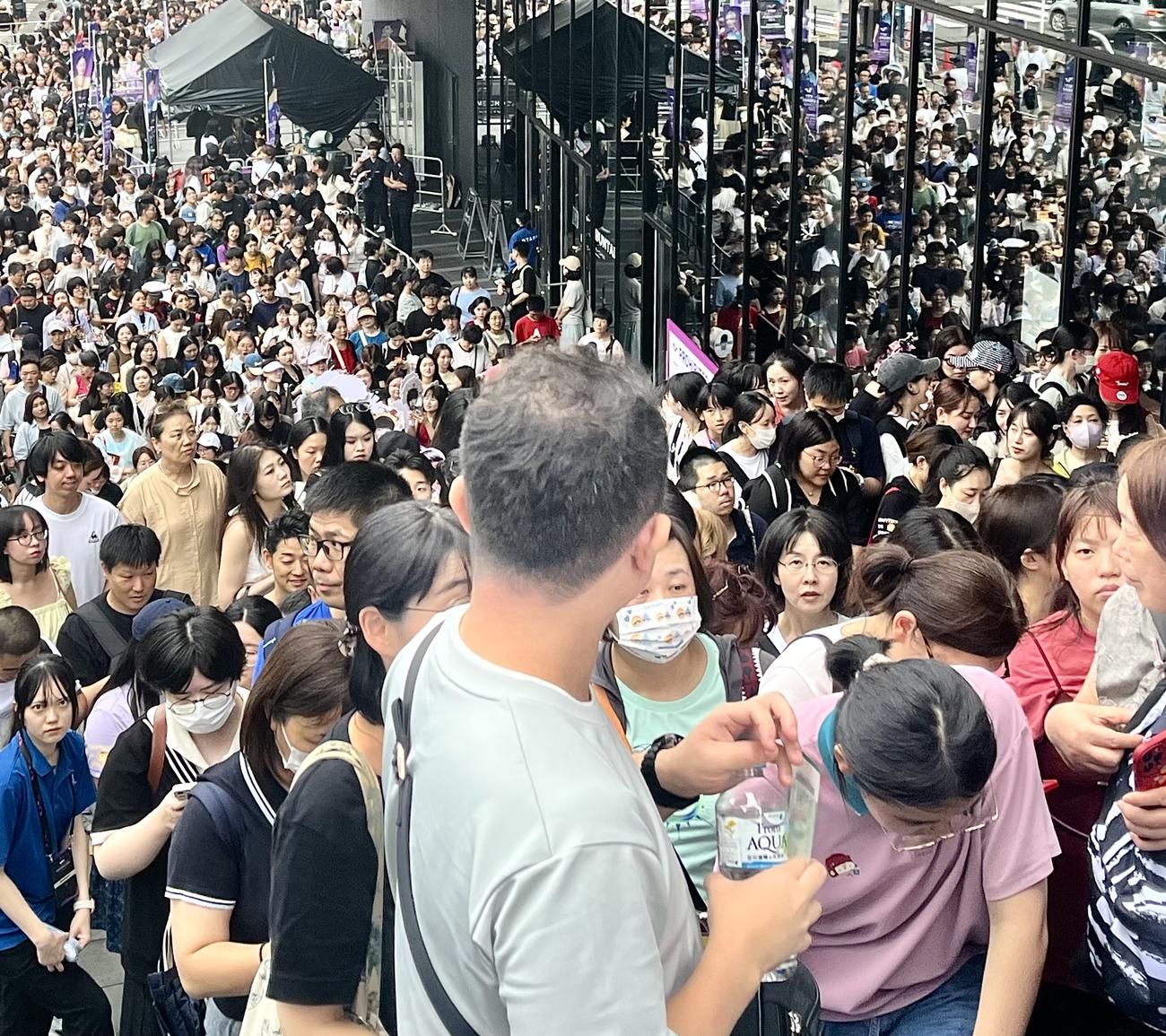 WTTチャンピオンズ決勝が行われる横浜BUNTAIの外で、会場入りを待つ観客たち（撮影・河田真司）