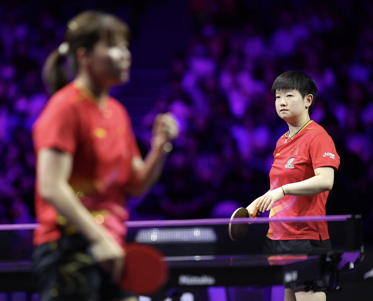 女子決勝で陳幸同（手前）にポイントを許す孫穎莎（撮影・河田真司）
