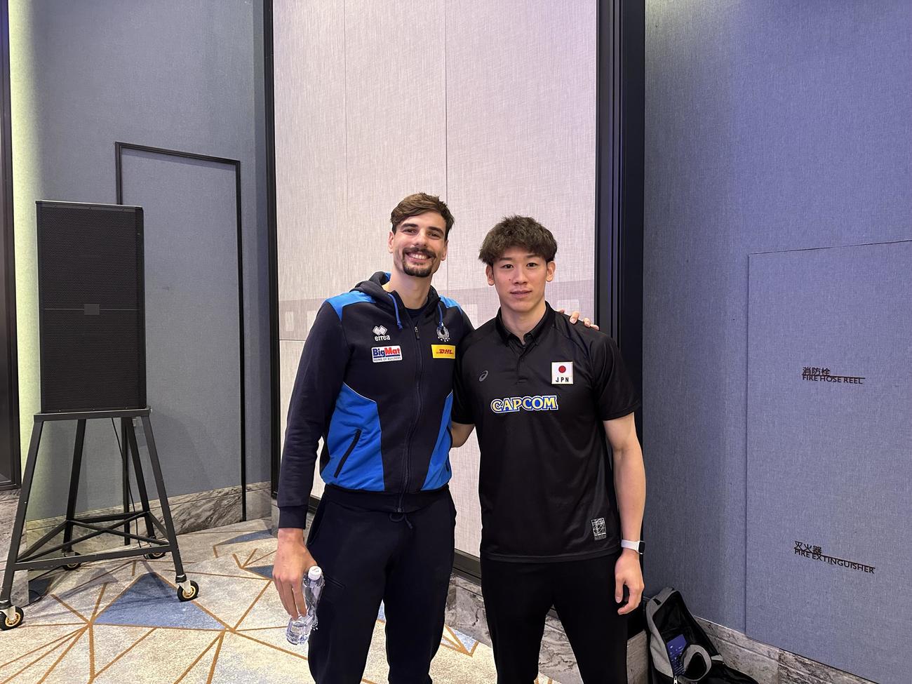 ジャンネリ（左）と写真に納まる石川祐希（C）JVA