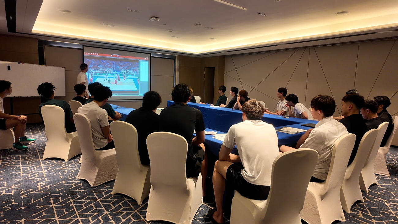 ポーランド戦に向けてミーティングを行う男子日本代表（C）JVA