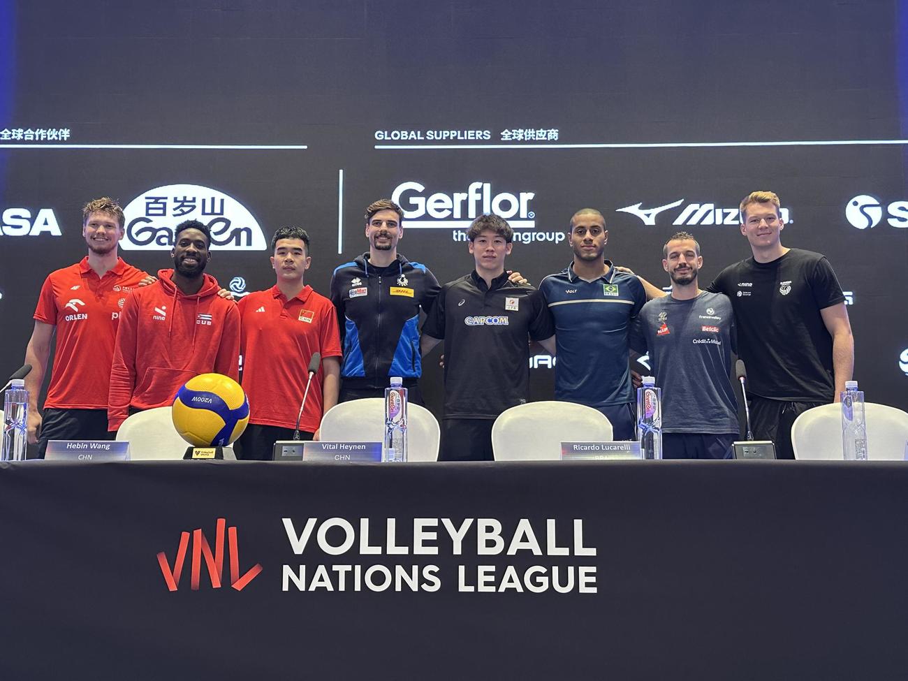 ファイナルラウンド出場8チームのキャプテンたち（C）JVA