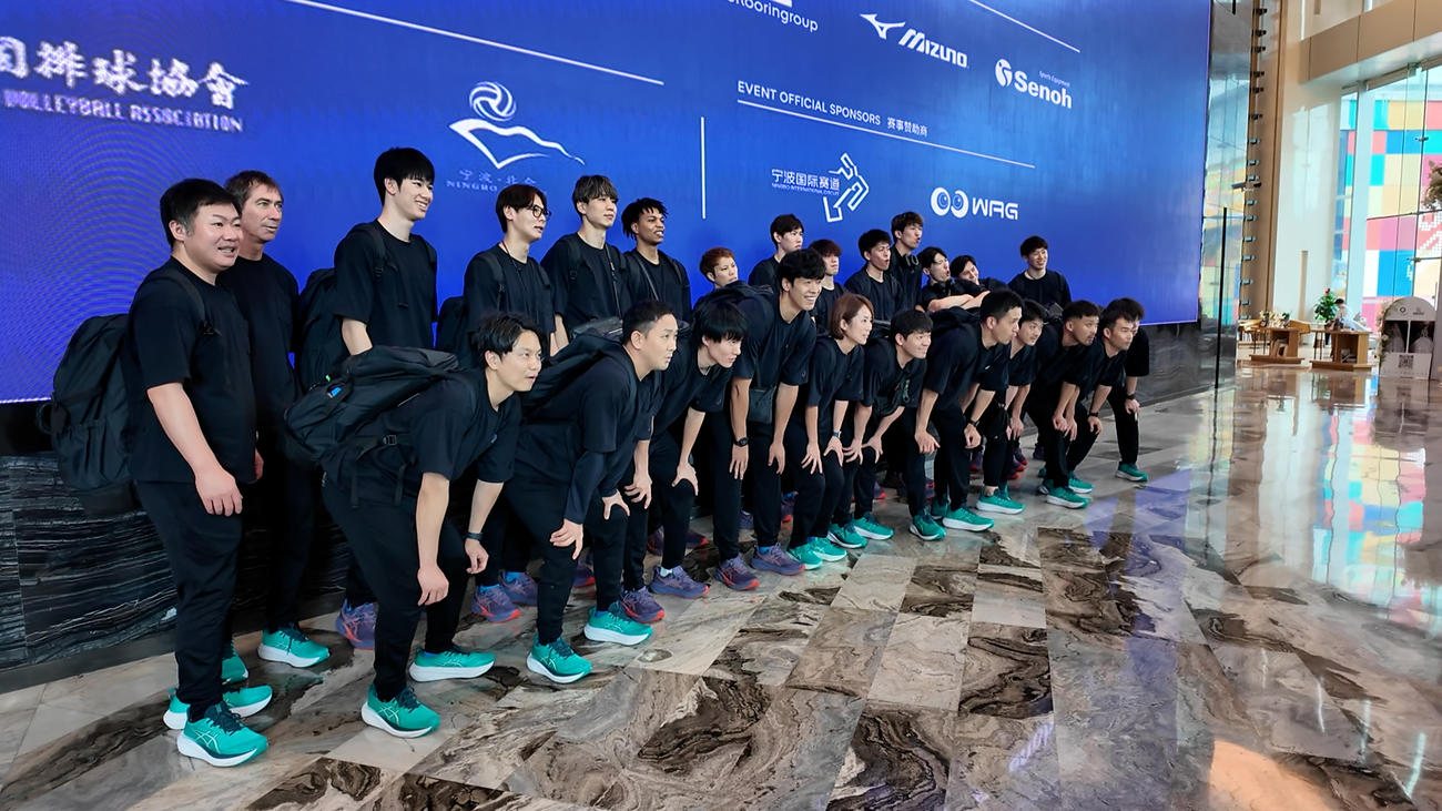 中国に到着した男子日本代表（C）JVA