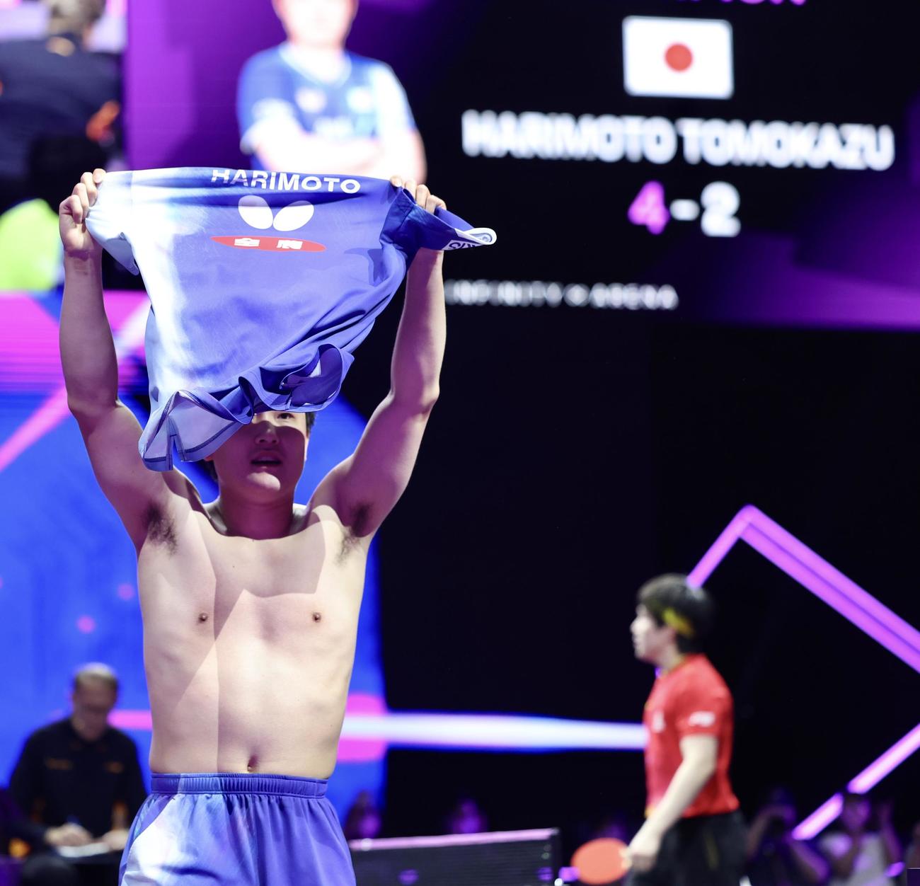 王楚欽に勝利し優勝を果たし、ユニホームを掲げる張本（撮影・河田真司）