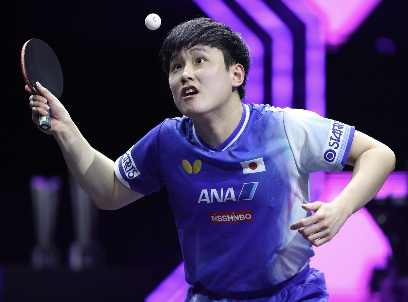 第4ゲーム、サーブを放つ張本（撮影・河田真司）