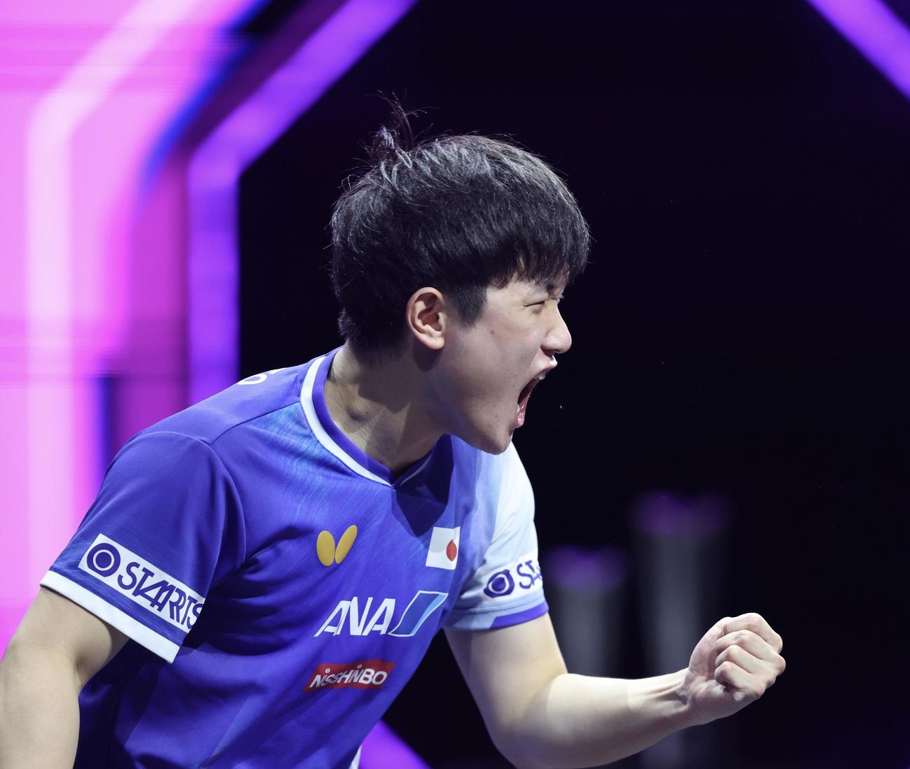 第4ゲーム、ポイントを決め雄たけびを上げる張本（撮影・河田真司）