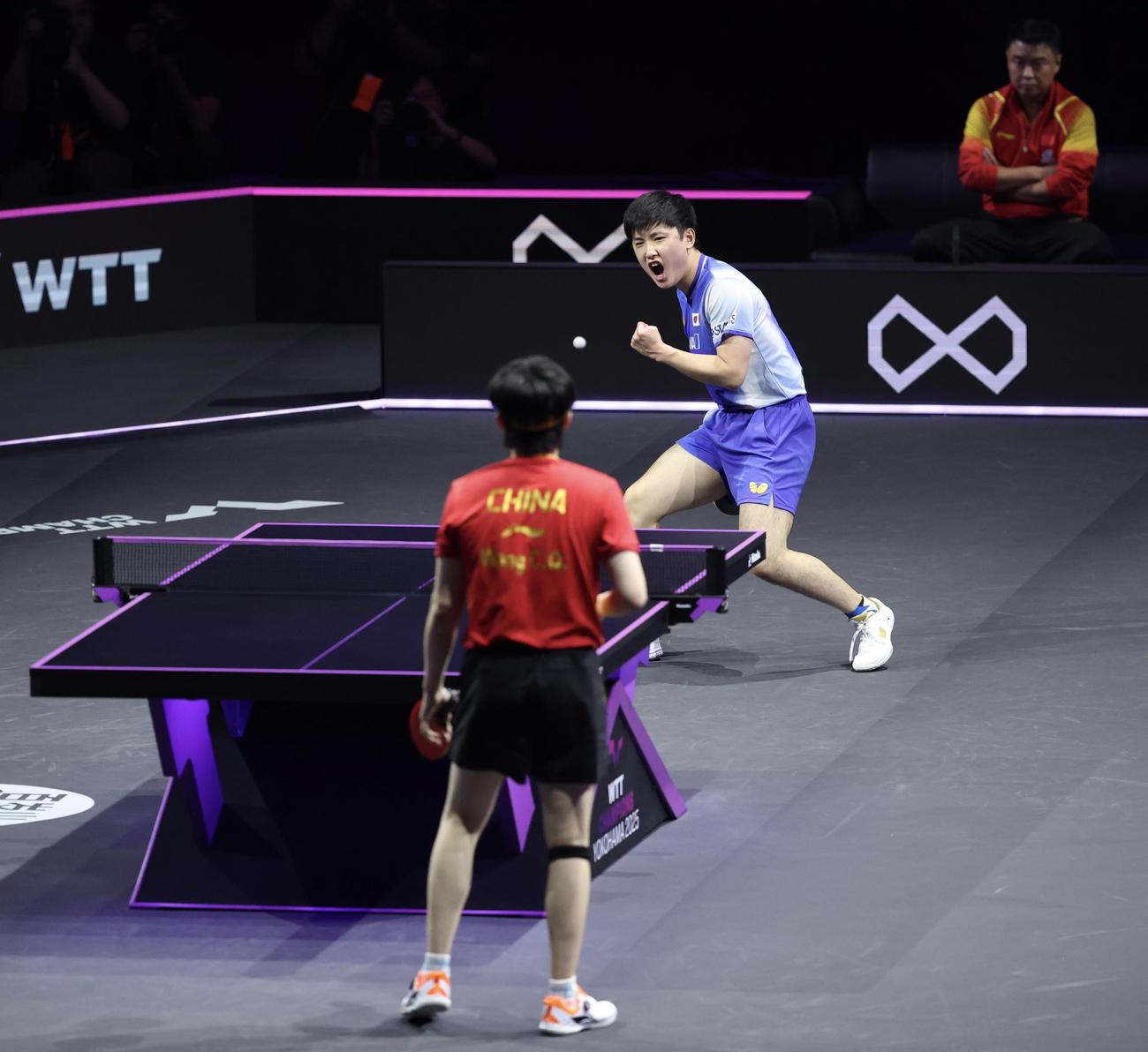 第2ゲーム、ポイントを決めガッツポーズする張本（撮影・河田真司）