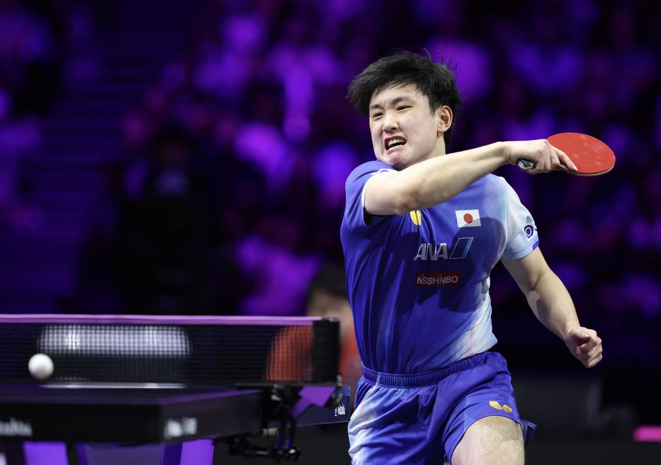 第1ゲーム、スマッシュで攻める張本（撮影・河田真司）
