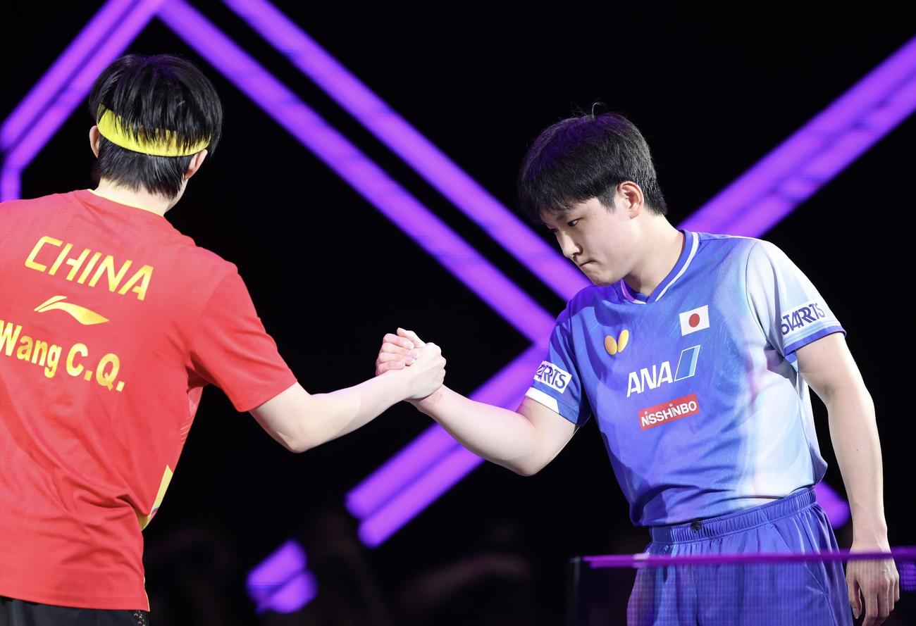 男子決勝　張本智和対王楚欽　決勝に臨む張本智和（右）（撮影・河田真司）