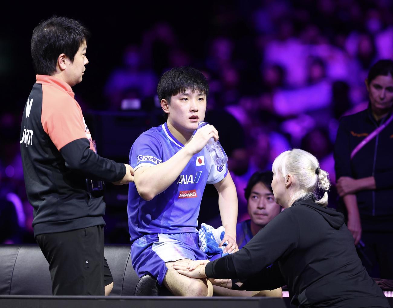 第5ゲーム、治療を受ける張本（撮影・河田真司）