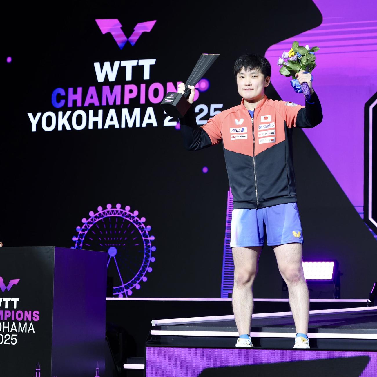 男子優勝を果たし、トロフィーを手に写真に納まる張本（撮影・河田真司）