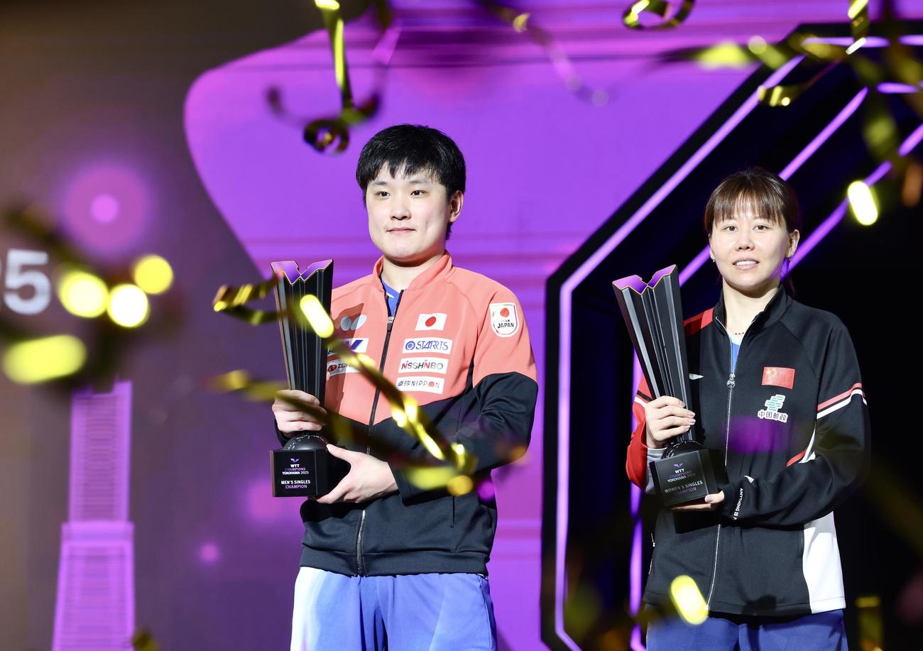 トロフィーを手に写真に納まる、張本智和（左）と中国の陳幸同（撮影・河田真司）