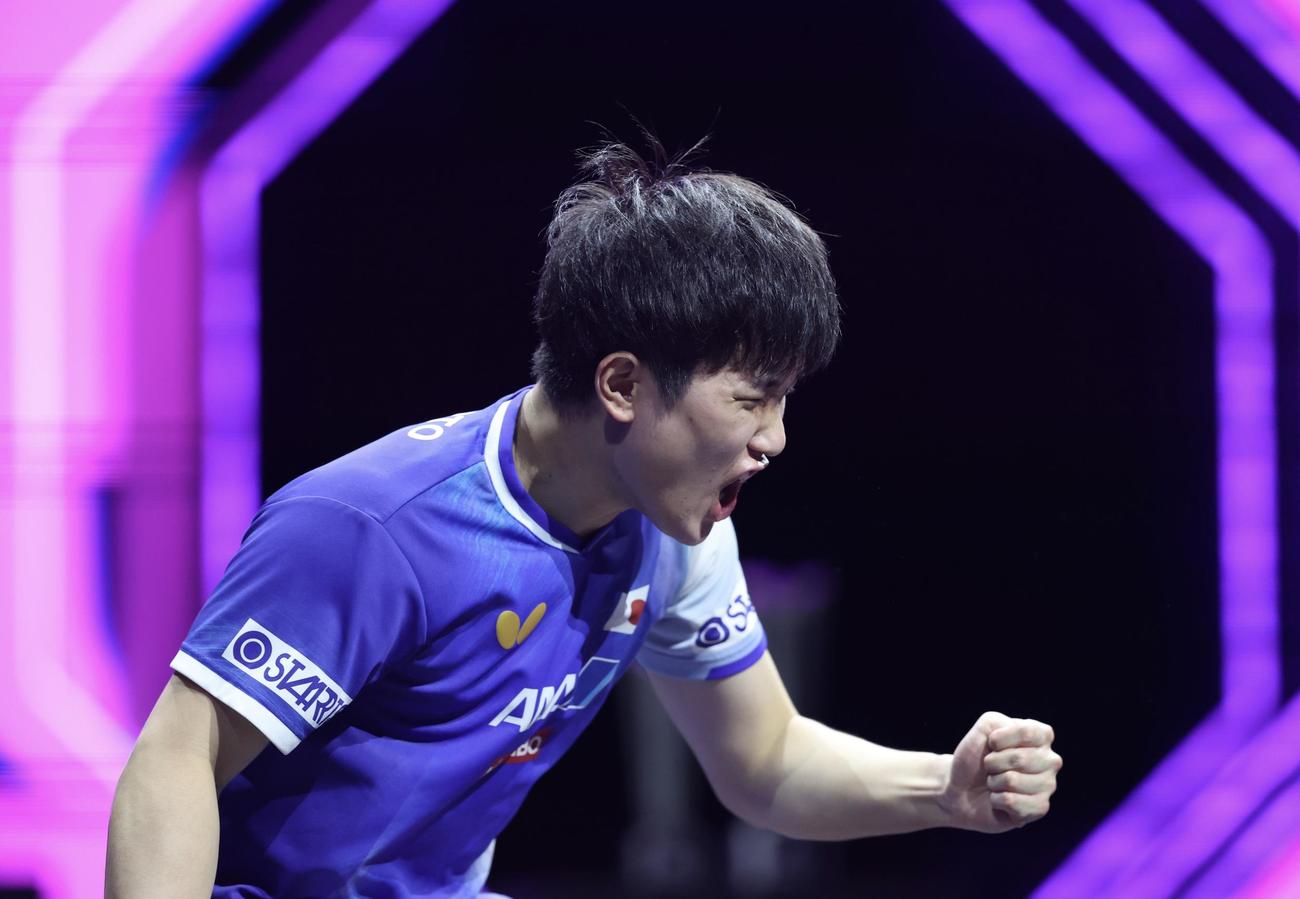 第4ゲーム、ポイントを決め雄たけびを上げる張本（撮影・河田真司）