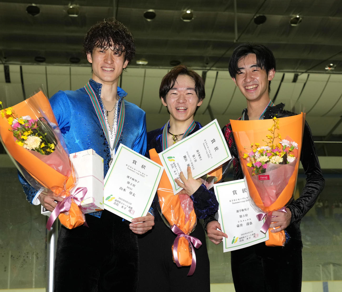 男子フリー　表彰を受ける優勝の鍵山優真（中央）、左は2位山本草太、右は3位壷井達也（撮影・清水貴仁）
