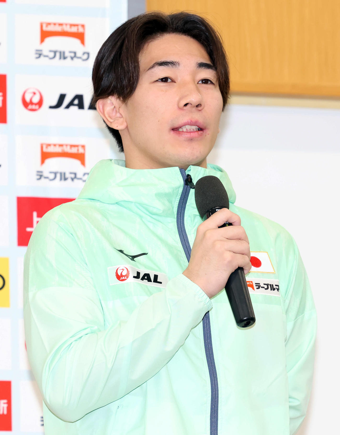 日本代表体操男女・トランポリン新ユニホーム発表会に登壇し、意気込みを語る南（撮影・山本朝陽）