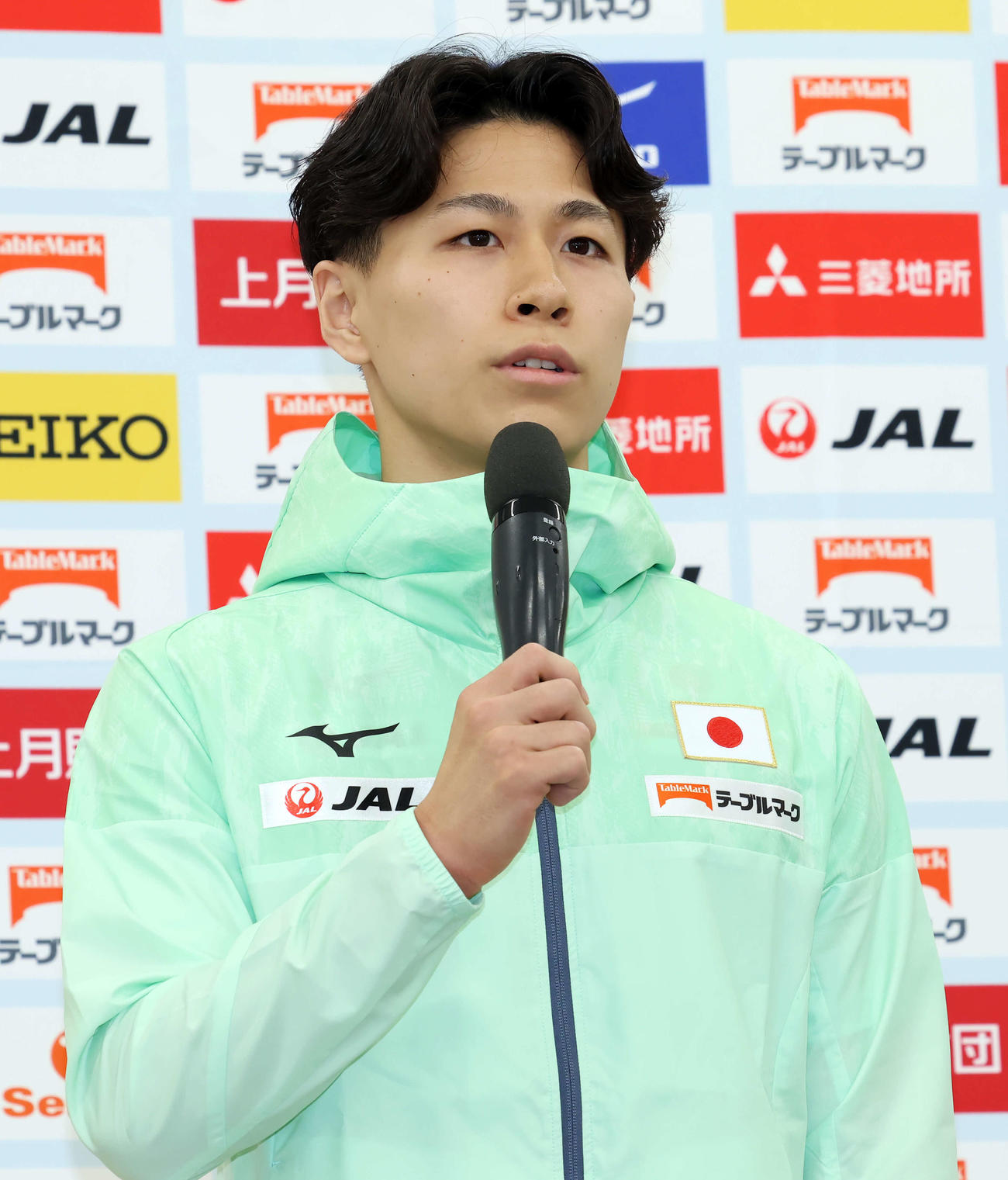 日本代表体操男女・トランポリン新ユニホーム発表会に登壇し、意気込みを語る石沢（撮影・山本朝陽）