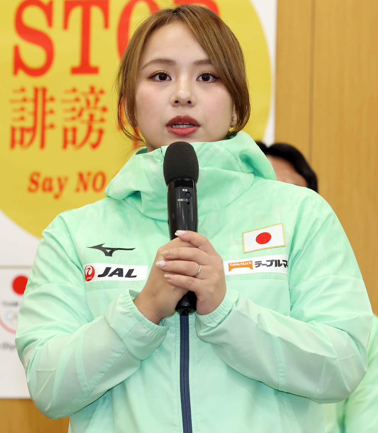 日本代表体操男女・トランポリン新ユニホーム発表会に登壇し、選手への期待を語った村上女子体操強化本部長（撮影・山本朝陽）