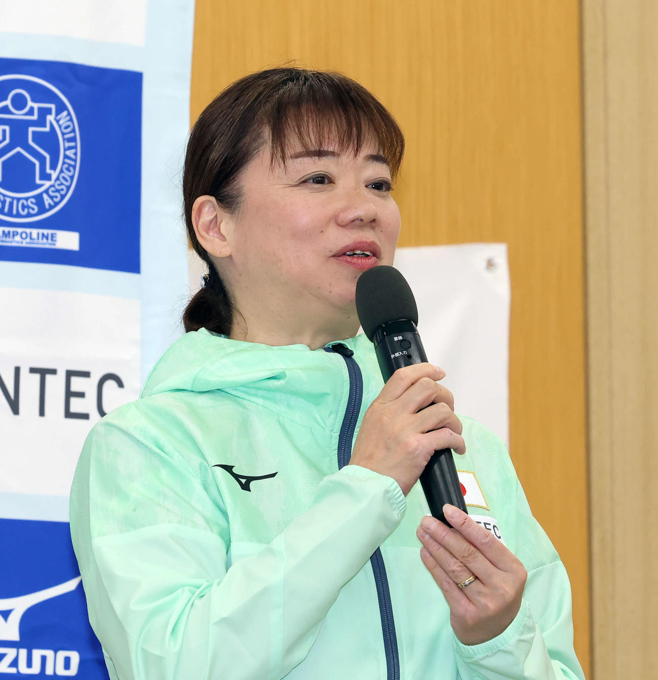 日本代表体操男女・トランポリン新ユニホーム発表会に登壇し、選手への期待を語った丸山トランポリン女子強化本部長（撮影・山本朝陽）